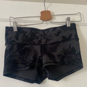 Lululemon Wunder Under Shorts size 6